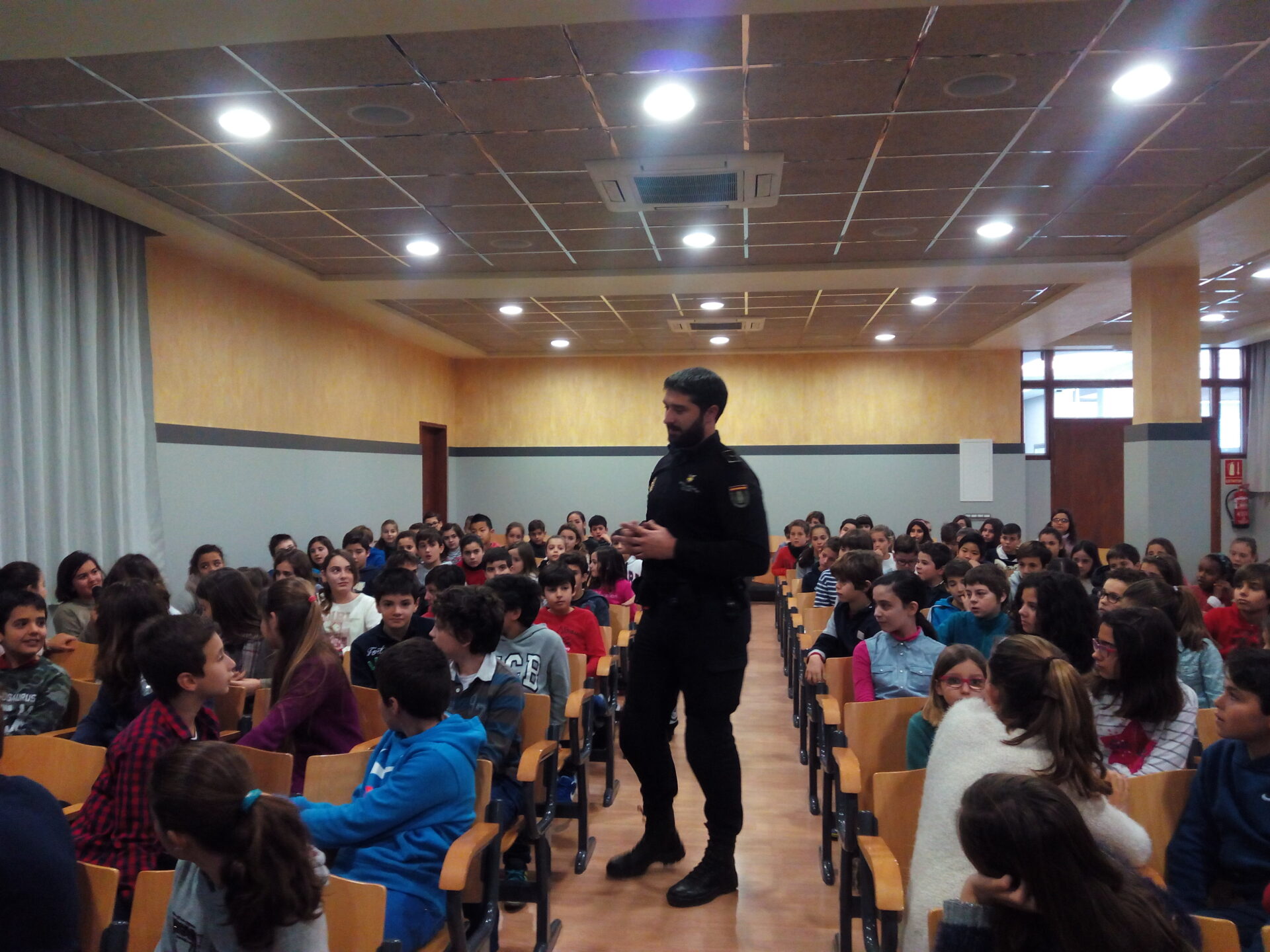 Charla de la Policía Nacional a los alumnos de 5º y 6º de EP