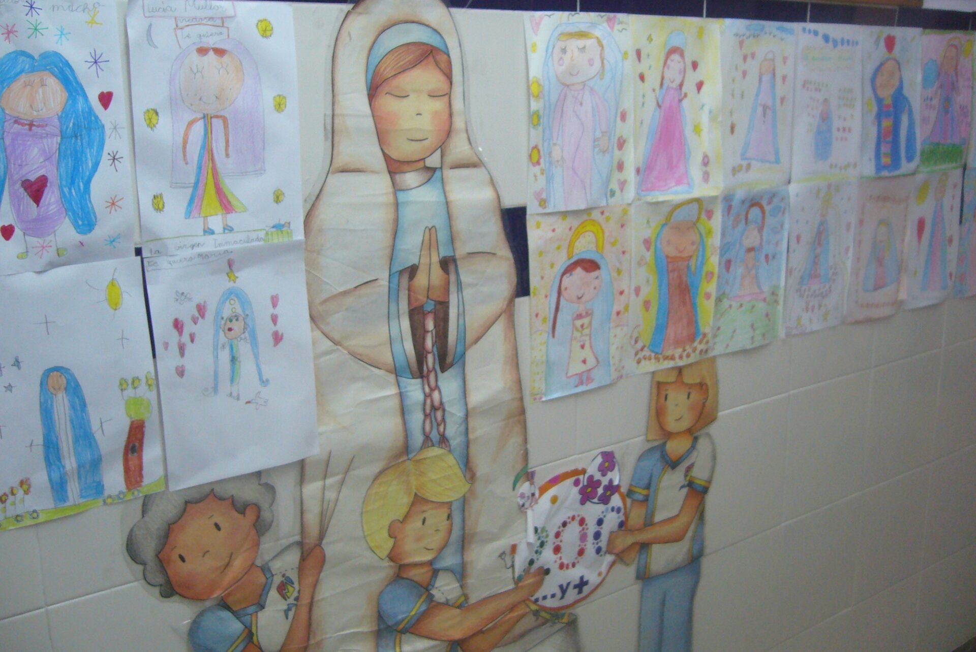 Los alumnos de 1º de Primaria exponen sus trabajos y dibujos.