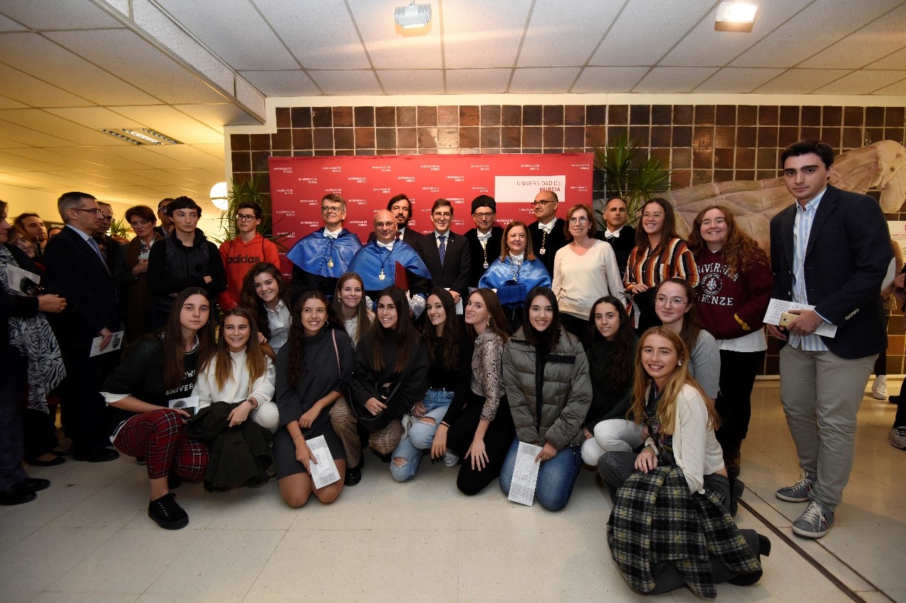 Alumnos de biología de 2º de Bachillerato en la investidura del Dr. Mojica